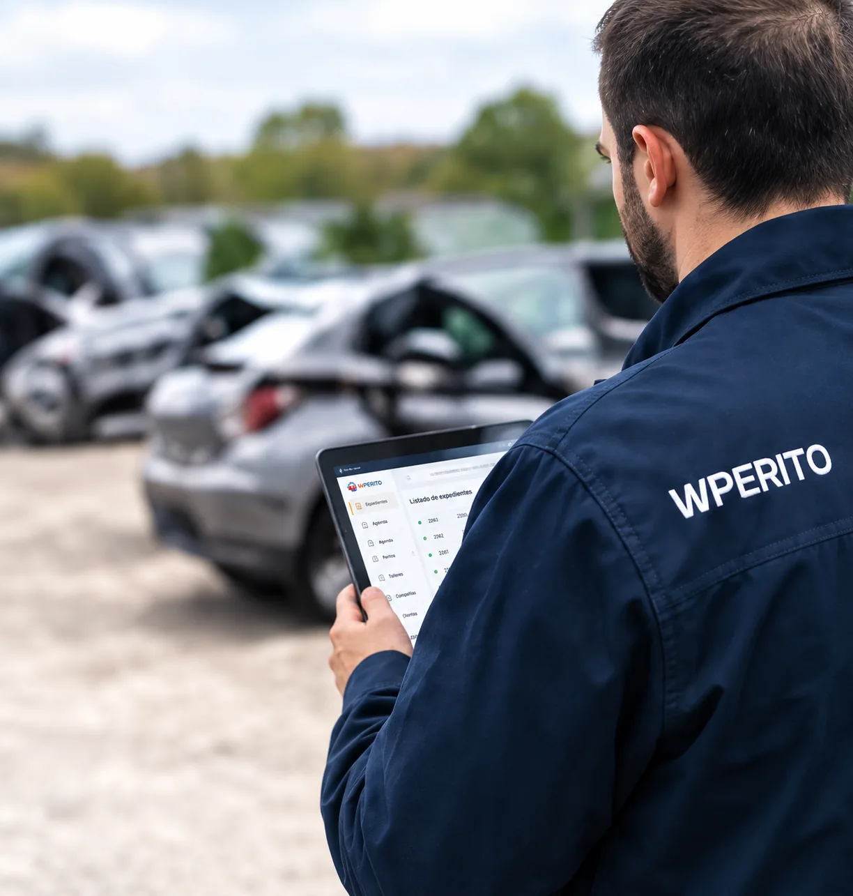 Perito de wPERITO trabajando con la tablet